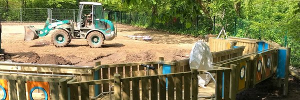 Foto zeigt Bauarbeiten und einen Bagger am inklusiven Spielplatz an der Dannewerkschule