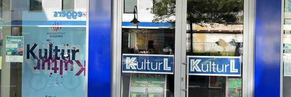 Das Bild zeigt die Eingangstüren des Kulturladens KulturL in der Stadt Schleswig.