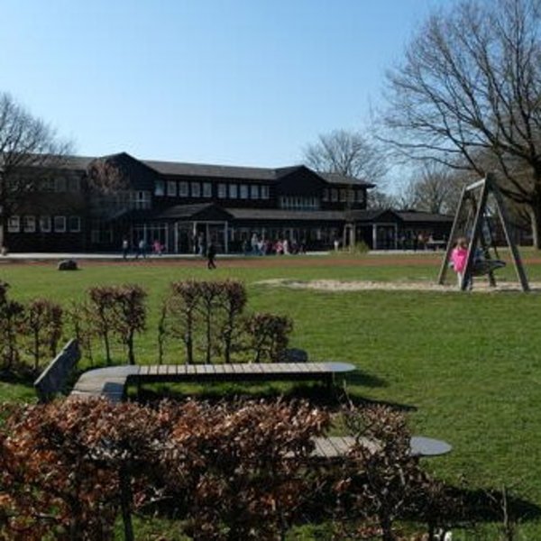 Bild der St.-Jürgen-Schule von außen mit Schulhof