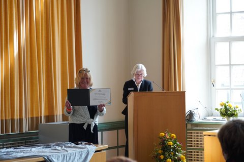 Dr. Ute Noeske (Präsidentin ZONTA International und ZONTA Foundation for Women) übergibt Hammer und Charter an Karin Petersen-Nißen (Präsidentin ZONTA Club Schleswig)