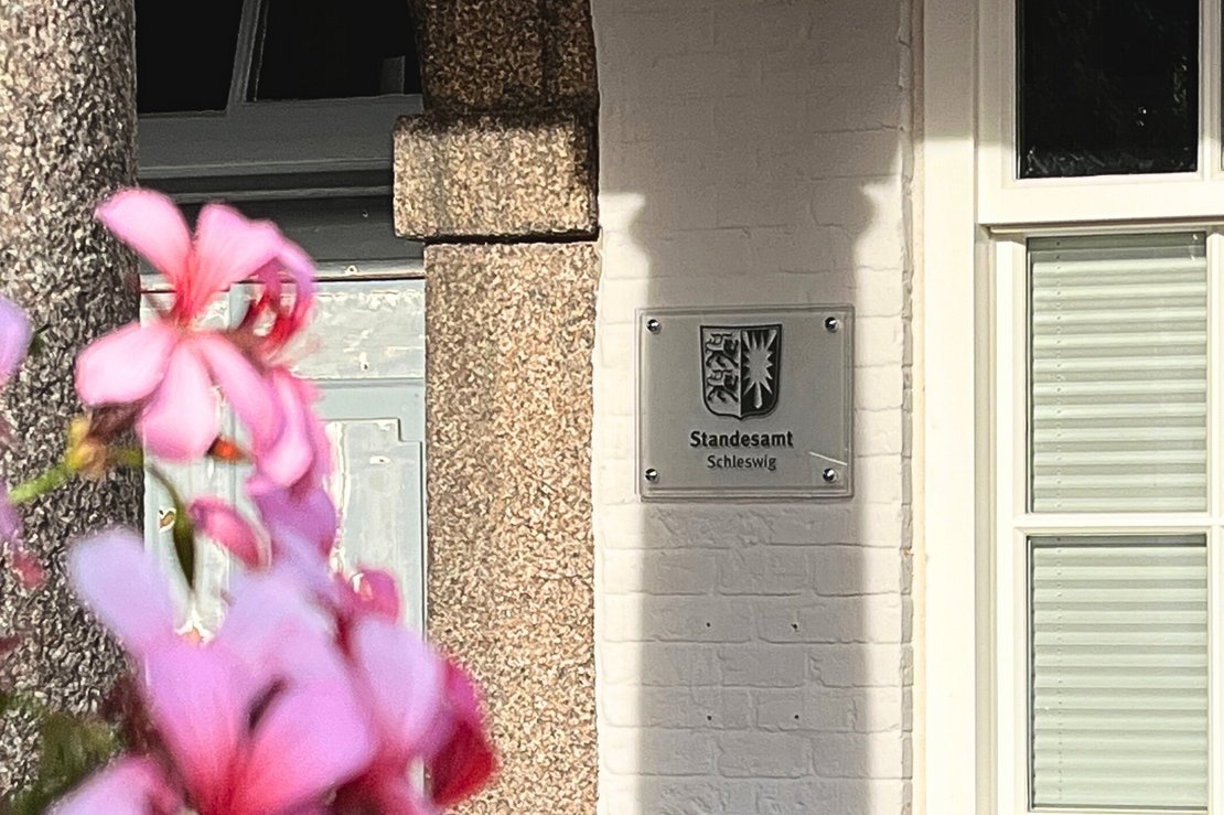 Eingang zum Standesamt mit pinken Blumen im Vordergrund