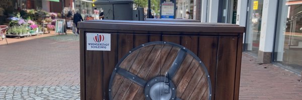 Bemalter Stromkasten mit Wikinger-Motiv, hier Rundschild, in der Innenstadt