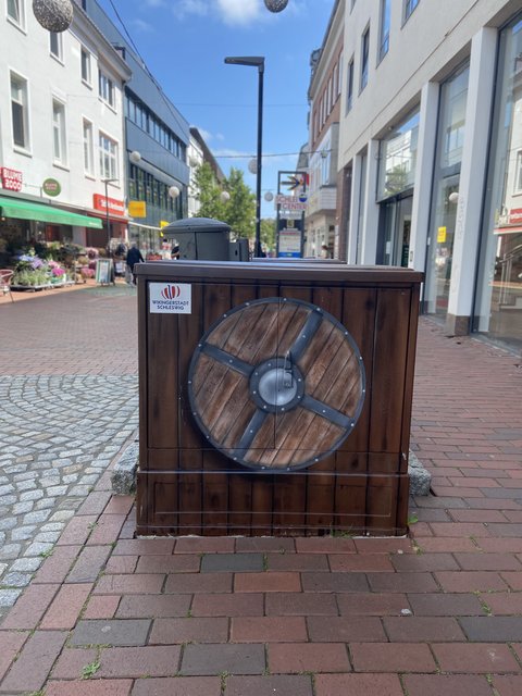 Bemalter Stromkasten mit Wikinger-Motiv, hier Rundschild, in der Innenstadt