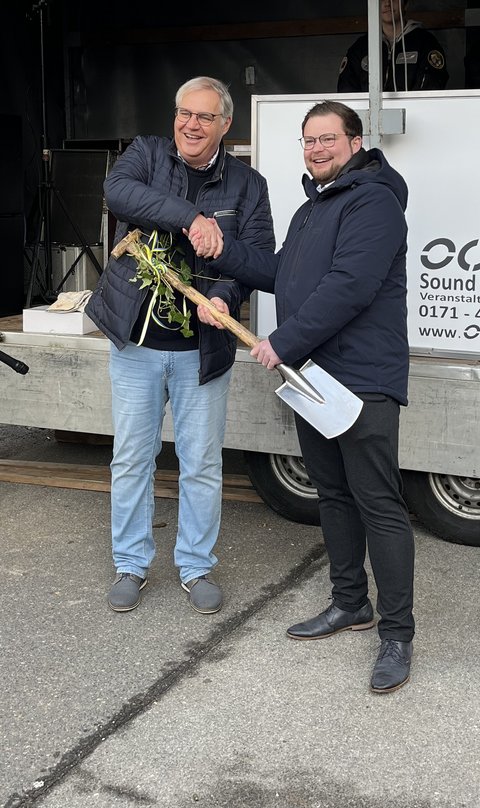 Gemeinsamer Spatenstich: Stephan Dose und Jonas Kähler halten einen Spaten in der Hand