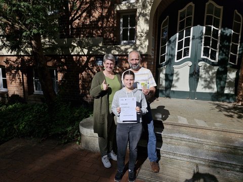 Team Lornsenschule bestehend aus drei Personen: Elina Binkowski, Timm Meiners, Dr. Barbara Nerlich anlässlich der Preisübergabe Stadtradeln 2024