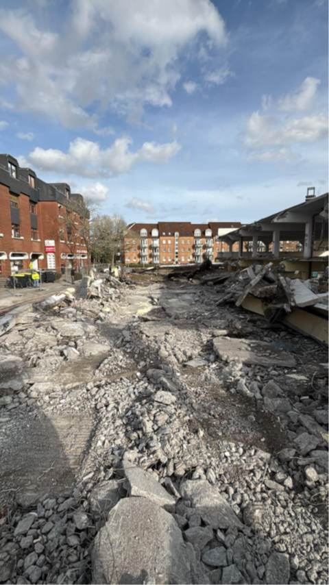 Bereits abgebrochene Gebäudebereiche am Ärztehaus im März 2026