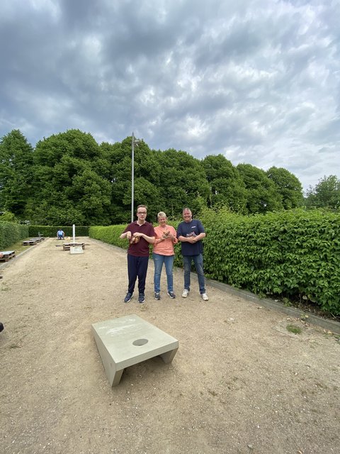  Cornhole-Anlage Gemeinsames Spiel: Broder Plett/Schöwing, Bürgervorsteherin Susi Roß und Ideengeber Carsten PlettGemeinsames Spiel: Broder Plett/Schöwing, Bürgervorsteherin Susi Roß und Ideengeber Carsten Plett
