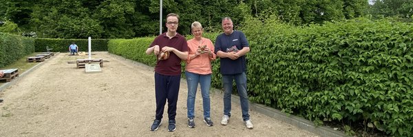  Cornhole-Anlage Gemeinsames Spiel: Broder Plett/Schöwing, Bürgervorsteherin Susi Roß und Ideengeber Carsten PlettGemeinsames Spiel: Broder Plett/Schöwing, Bürgervorsteherin Susi Roß und Ideengeber Carsten Plett