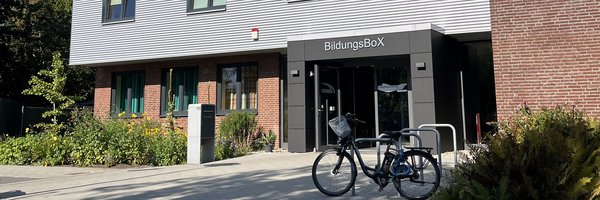 Gebäude der Bildungsbox in der Flensburger Straße im Vordergrund ein Fahhrad
