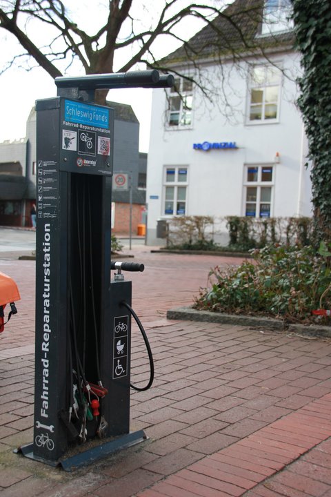 Gefördert von Schleswig Fonds -Selbstbedienungs-Fahrrad-Reparaturstation am Capitolplatz