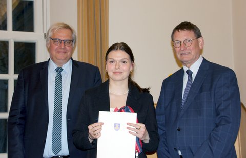 Bild zeigt Stephan Dose, Lotta Christiansen (Handewitter SV) und der Sportausschußvorsitzenden Björn-Sven Bergemann