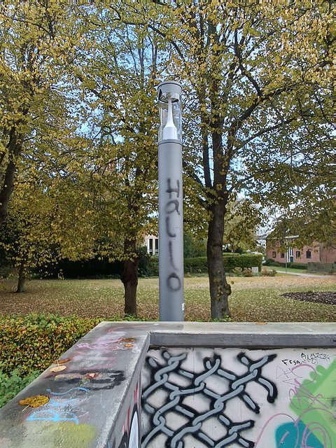 Beschädigte Straßenlaterne an der Skateanlage Königswiesen