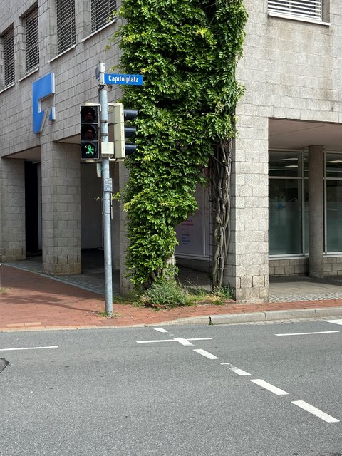 Ampel am Capitolplatz zeigt Wikingersymbol in Grün