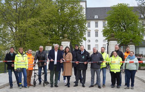 Eröffnung Ersatzneubau Schlossbrücke Süd am 24.04.24: Vertretende der Stadt Schleswig, Stiftung Schleswig-Holsteinische Landesmuseen Schloss Gottorf, Firmen Merke, Pohl, Trebes, Fr. Holst, AK Radverkehr und Friedrichsberger Bürgerverein