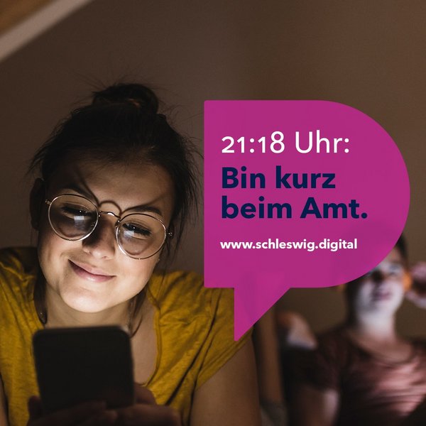 Bild zeigt eine Frau, die um 21:18 Uhr ihre Behördenangelegenheiten online von Zuhause erledigt