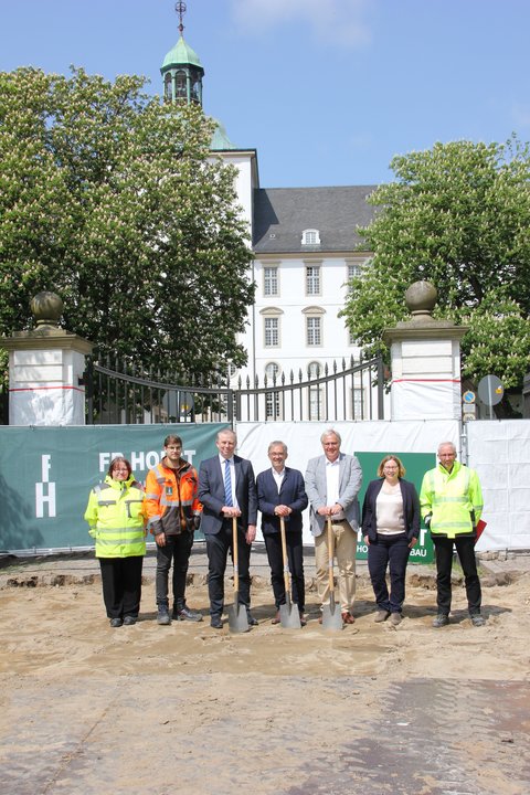 Foto zeigt Anlässlich des 1. Spatenstiches des Neubaus Schlossbrücke Süd am Schloss Gottorf trafen sich Vertretende der Stadt Schleswig und der Stiftung Schleswig-Holstein Landesmuseum Schloss Gottorf sowie des Ingenieurbüros Trebes und der bauausführenden Firma Holst am 24. Mai 2023 vor Ort.  Vor dem Schloss Gottorf sind folgende Personen zu sehen: Yvonne Lingner (Bauleiterin Stadt Schleswig), Pablo Faalstich-Garcia (Bauleiter Fa. Holst), Ole B. Sund (Geschäftsführer Fa. Holst), Thorsten Sadowsky (Vorstand und Leitender Direktor Stiftung Schleswig-Holsteinische Landesmuseen Schloss Gottorf), Stephan Dose (Bürgermeister Stadt Schleswig), Andrea Ulrich (Projektplanerin Ingenieurteam Trebes), Dirk Jürgensen (Fachdienstleiter Tiefbau Stadt Schleswig). 