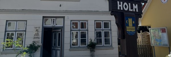 Eingang des Holmmusuems mit Holzschild Fischer - Schleswig Holm