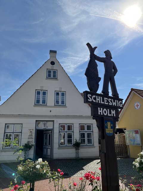 Eingang des Holmmusuems mit Holzschild Fischer - Schleswig Holm