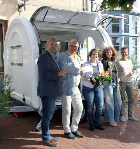 Offizielle Eröffnung der mobilen Weinbar: Helge Schütze (Stadtmarketing), Stephan Dose (Bürgermeister), Dr. Karin Bayha (Weinbar), Kay Wendt (Alte Apotheke), Silke Nutz (Keramikatelier) 