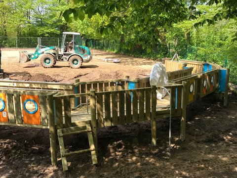 Foto zeigt Bauarbeiten und einen Bagger am inklusiven Spielplatz an der Dannewerkschule