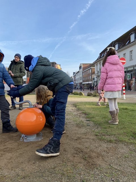 Eröffnung des Spielgeräteparcours -  Kinder der 4b der Wilhelminenschule am Musikball