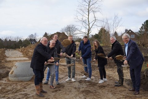 Erster Spatenstich Schützenredder: A. Krey, H. Funk, T. Vorpahl, B. Johannssen, M. Frahm, V. Graetsch, B. Völmicke, S. Dose. Alle Anwesenden stehen mit einem Spaten auf der Baustelle