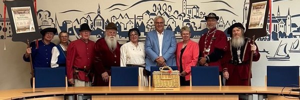 Bürgermeister Dose, Bürgervorsteherin Roß und die Heider Delegation im Rathaus der Stadt Schleswig