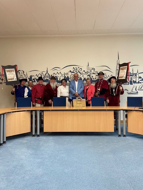 Bürgermeister Dose, Bürgervorsteherin Roß und die Heider Delegation im Rathaus der Stadt Schleswig