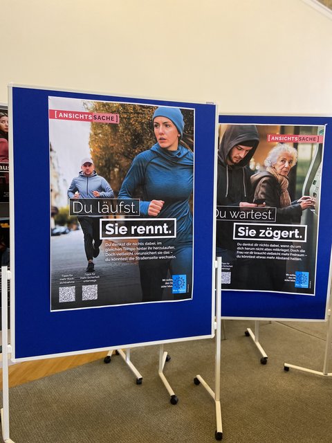 Plakate der Kampagne AnsichtsSache: Du läufst. Sie rennt. & Du wartest. Sie zögert.
