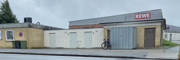 Container, Gebäude, Rewe-Markt und Straße