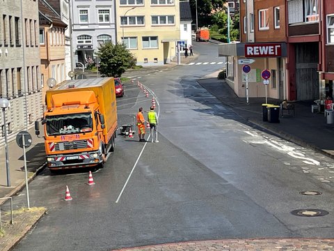 Arbeitende, wie sie die neuen Parkflächen errichten. 
