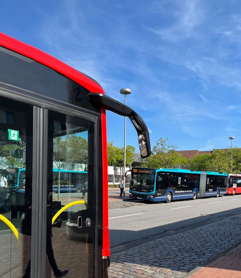 Blick auf einen Bus und eine Straße