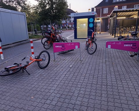 Gestapelte Leihfahrräder
