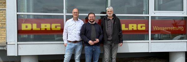 Vor dem Gebäude des DLRGs am Luisenbad tauschte Jonas Kählerr sich mit Michael Wriedt und Florian Neumann über die Arbeit der Organisation und die Bedeutung ehrenamtlichen Engagements aus