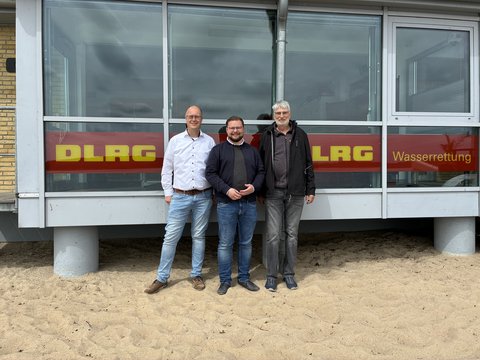 Vor dem Gebäude des DLRGs am Luisenbad tauschte Jonas Kählerr sich mit Michael Wriedt und Florian Neumann über die Arbeit der Organisation und die Bedeutung ehrenamtlichen Engagements aus