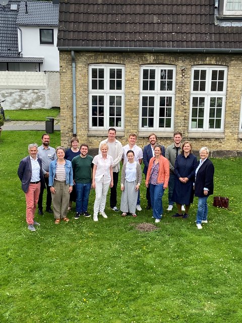 Vordere Reihe, v.l.n.r.: Thorsten Sadowsky (Wissenschaftlicher Vorstand, Stiftung Schleswig-Holsteinische Landesmuseen Schloss Gottorf), Jessica Christensen (Leiterin Stadtbücherei Schleswig), Claas-Lucas Siebel (Stadtmuseum), Dr. Dörte Beier (Leiterin Stadtmuseum Schleswig), Masae Nomura (Leitung Theaterpädagogik am Landestheater), Julia Kitzig (Fachdienst Kultur und Tourismus), Carola Kemme (Projektleitung und Fachdienstleitung Kultur und Tourismus) und Dr. Julia Pfannkuch (Fachbereichsleitung Bildung, Kultur und Ordnung) Hintere Reihe, v.l.n.r.:  Jorge Scholz (Leitung Bildung und Vermittlung, Stiftung Schleswig-Holsteinische Landesmuseen Schloss Gottorf), Jessica Krull (Fachdienst Kultur und Tourismus),  Christian Sievers (Leitung Jugendzentrum Schleswig), Nils Clasen (Bürger*innenbeteiligung Stadt Schleswig), Florentin Viebig (Leitung Volkshochschule Schleswig) und Fynn-Ole Eisenhuth (Heinrich-Böll-Stiftung SH) vor der Kulturwerkstatt Schleswig