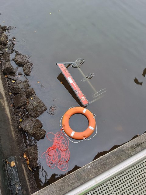 Fahrradständer und Rettungsring in der Schlei