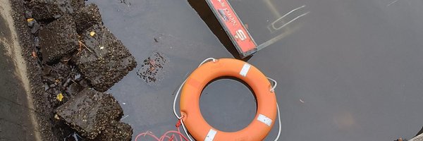 Fahrradständer und Rettungsring in der Schlei
