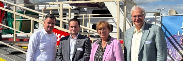 Schausteller Andreas Horlbeck und Milano Jipp sowie Dr. Sabine Sütterlin-Waack und Bürgermeister Stephan Dose vor einem Riesenrad