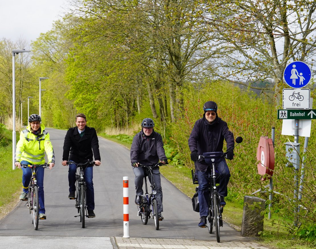 Die Planer und Vertreter der Stadt befahren mit dem Fahrrad gemeinsam den 1. Bauabschnitt der Kreisbahntrasse.