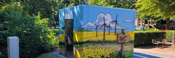 Neue, bemalte WC-Anlage am Lornsenpark - Seiten- und Rückansicht