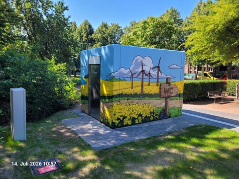 Neue, bemalte WC-Anlage am Lornsenpark - Seiten- und Rückansicht