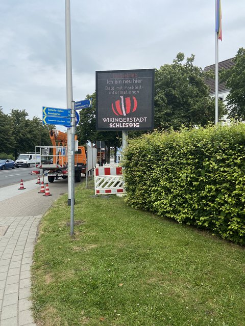 Digitales Parkleitsystem nimmt Gestalt an: LED-Matrix am Europaplatz in Betrieb