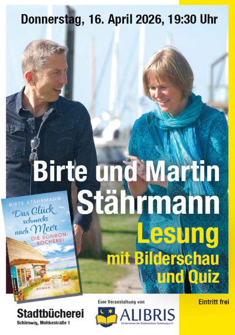 Auf dem Bild sind die die beiden Autoren Birte und Martin Stährmann zu sehen im Hintergrund sieht man einen Hafen. Im Vordergrund ist das Cover des Buches "Das Glück schmeckt nach Meer" zu sehen.