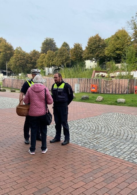 Im Gespräch: KOD und Polizei mit Bürgerin im Stadtweg