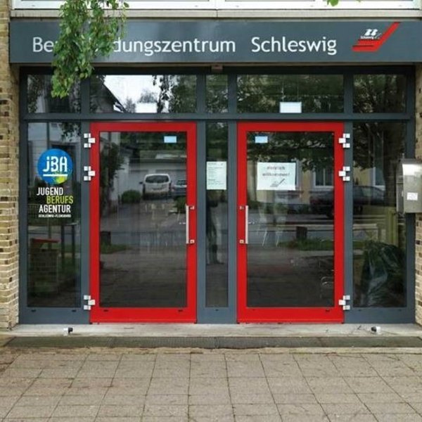 Bild vom Haupteingang des Berufsbildungszentrum Schleswig