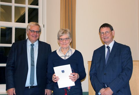 Bild zeigt Stephan Dose, Ingeborg Schmidt (TSV Schleswig) und Björn-Sven Bergemann