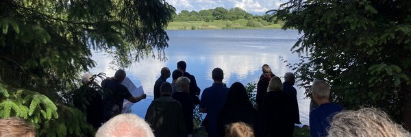Menschen von hinten, die auf den Brautsee blicken