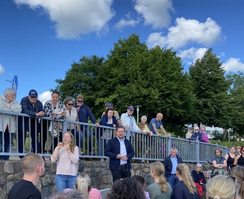 Eröffnung der "Galerie auf der Schlei" - Jonas Kähler begrüßt alle Anwesenden