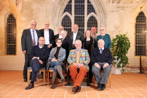 Bild zeigt Rechtsanwälte/Notare, Mitglieder des Fördervereins Kulturhaus Schleswig e.V und der Stadtverwaltung im Graukloster anlässlich der Gründungsversammlung des gemeinnützigen Vereins: Stephan Dose, Thomas Menke, Arne Mees, Dietmar Jonscher, Dr. Julia Pfannkuch, Georg Schäfer, Dr. Ute Lemm, Michael Hagen und Inke Asmussen